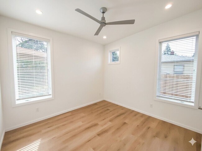 Building Photo - Fully Fenced Private Single-Level 2x2 Retreat in Bend with Bonus Office Nook!