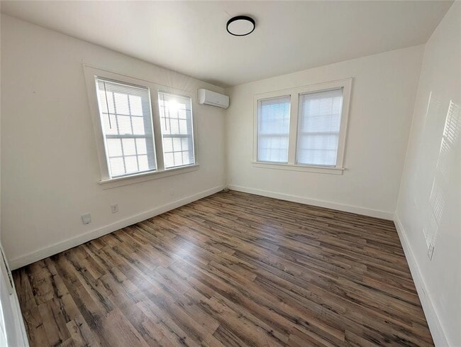 Building Photo - 1500 N Drexel Blvd