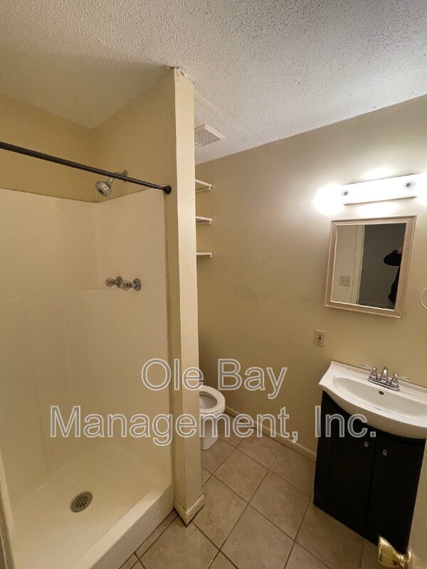 Building Photo - 400 Hall Ave