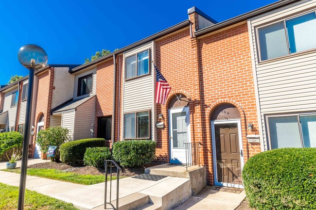 Building Photo - Updated 2 Bedroom 1.5 Bath in Goshen Valley!