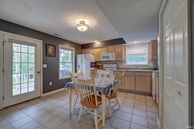 Building Photo - 1369 S Stella Dr