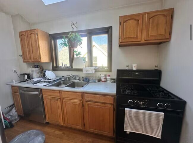 Building Photo - 147 Willow Ave