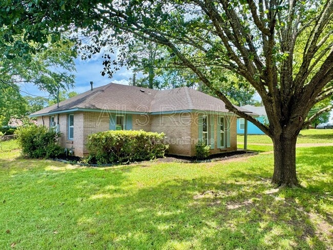 Building Photo - 3224 Little John Dr