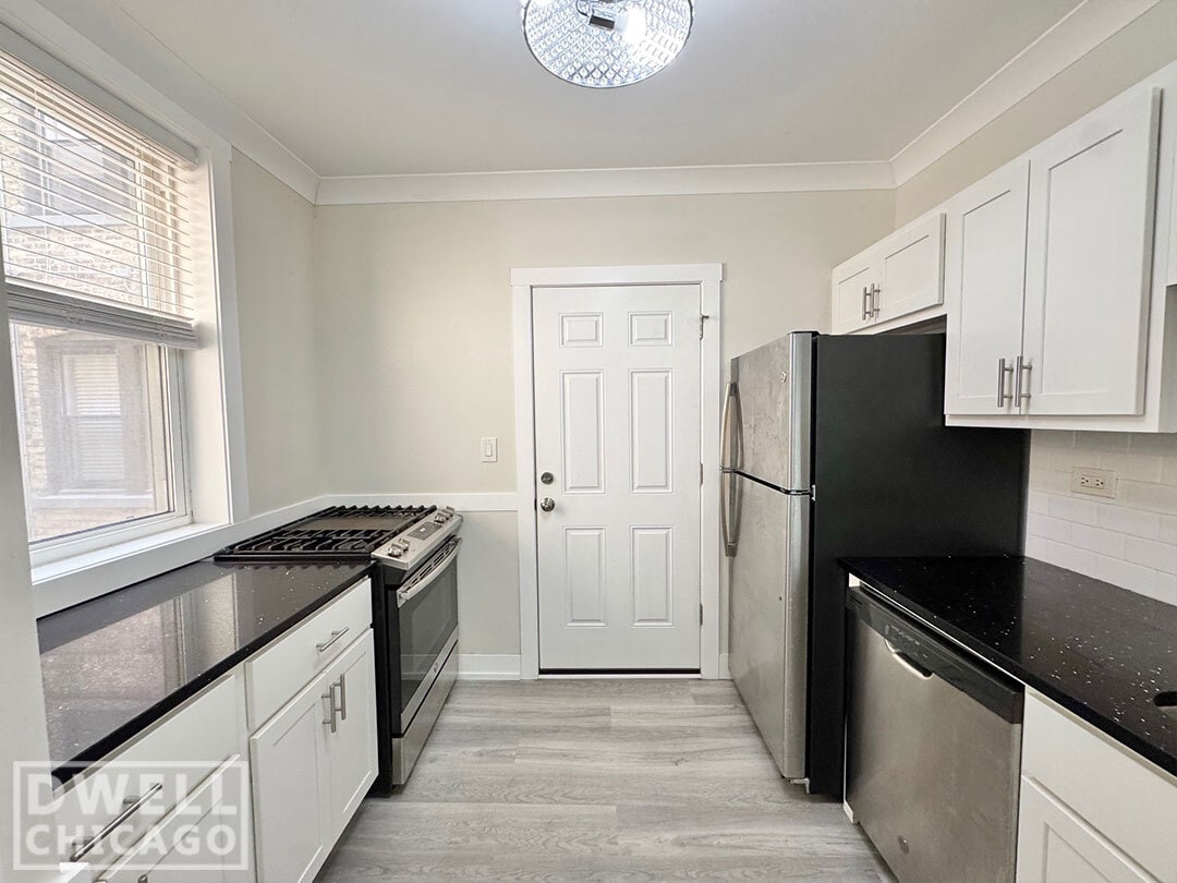 Building Photo - 1421 W Hutchinson St