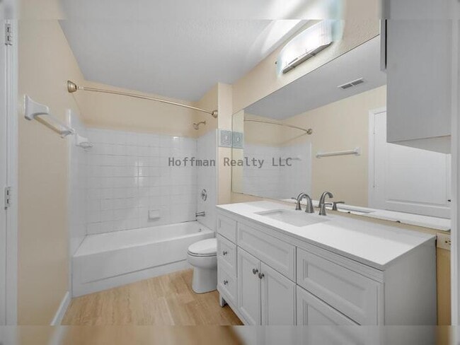 Building Photo - Condo on desirable Harbour Island