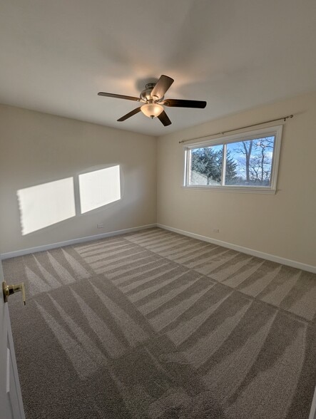 Building Photo - 16W465 Mockingbird Ln