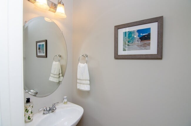 Building Photo - Furnished rental