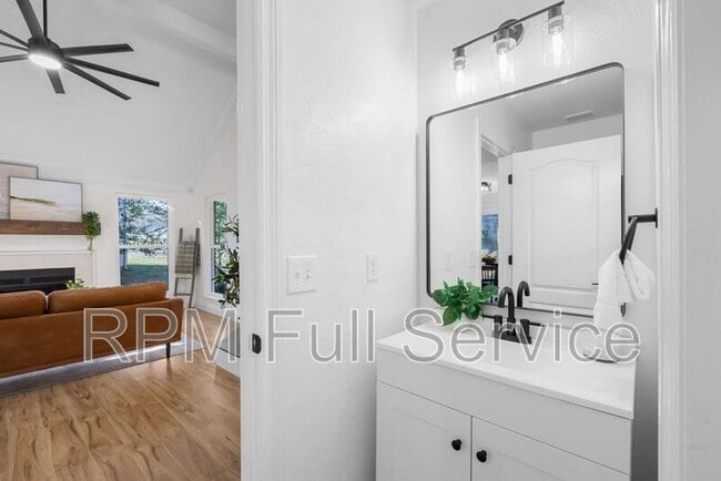 Building Photo - 4745 Aaron Dr