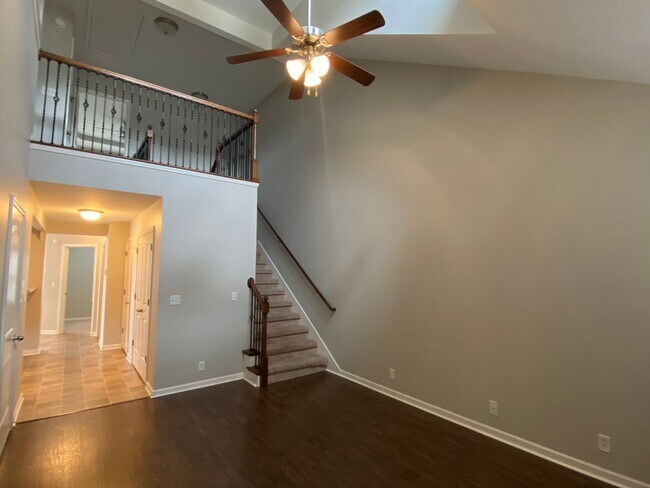 Building Photo - 3 Bedroom / 3 Bathroom / End Unit Townhome...