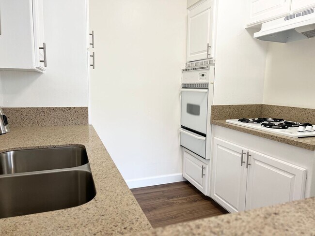 Building Photo - 1 Bed 1 Bath Pacific Beach Apartments