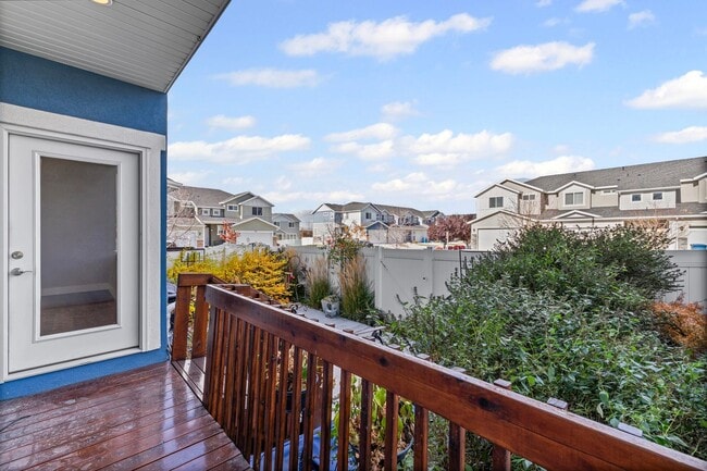 Building Photo - Upgraded 4-Bed Townhome with Finished Base...