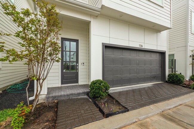 Building Photo - 726 Carriage Knls Dr