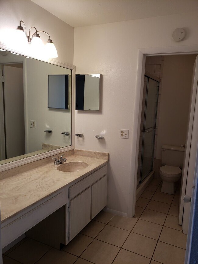 Building Photo - 2 Bedroom 2.5 Bath Townhouse with covered parking