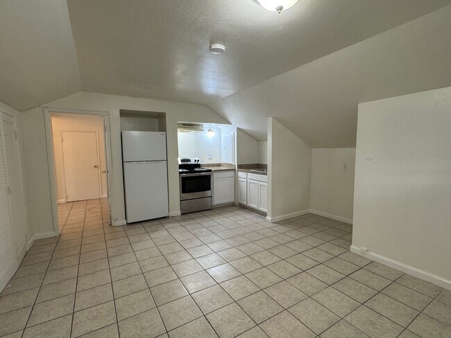 Building Photo - One Bed, One Bath Upstairs Apartment in Ce...