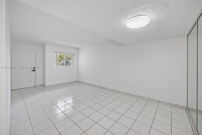 Building Photo - 800 SW 104th Ct