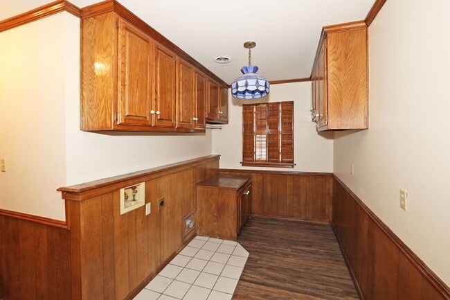 Building Photo - Spacious Canyon Home