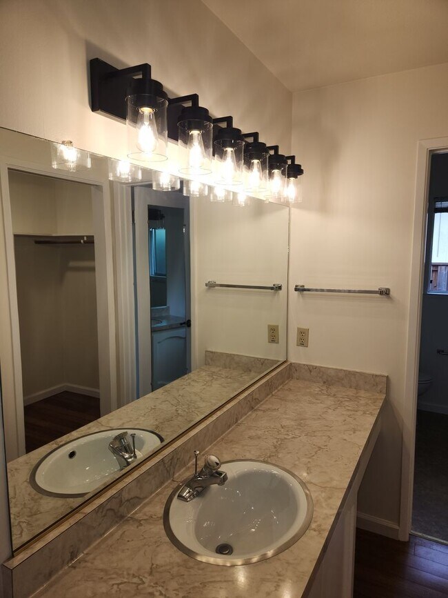 Building Photo - Lovely Home in Oakmont 55+ Senior community