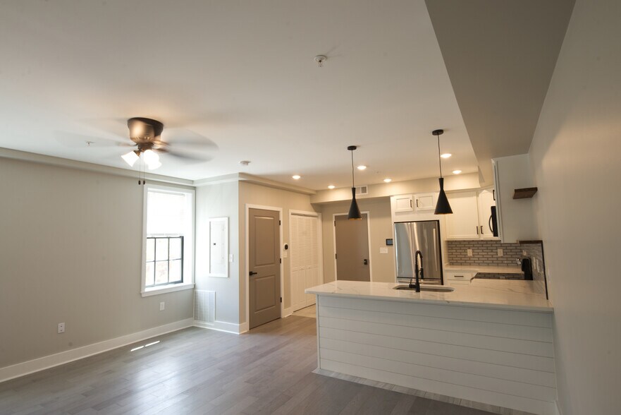 Building Photo - 635 W Pratt St