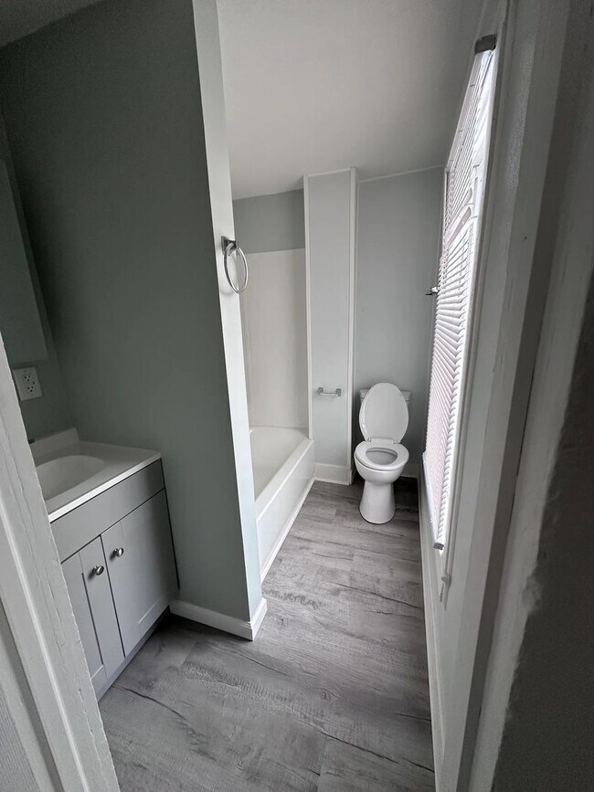 Building Photo - 358 S 6th St