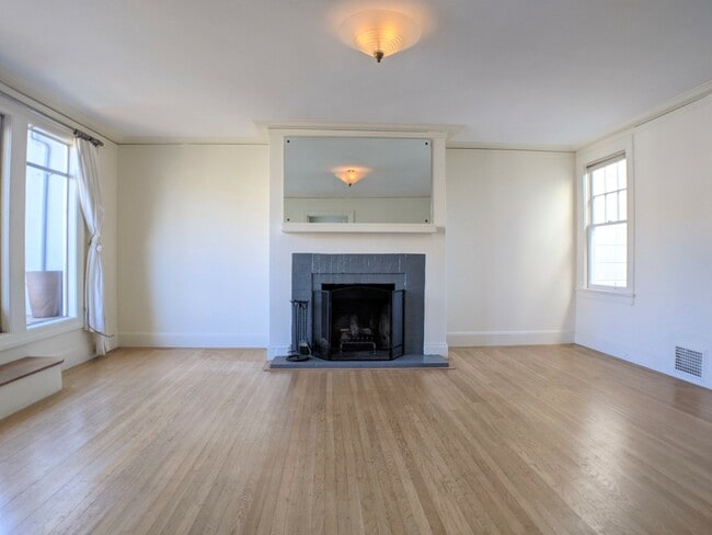 Building Photo - 2128 Bay St