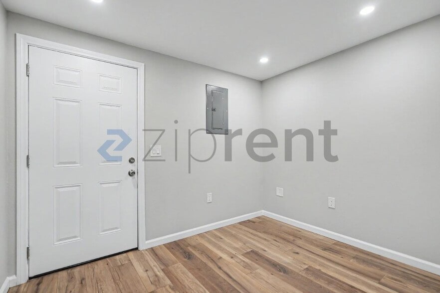 Building Photo - Unit