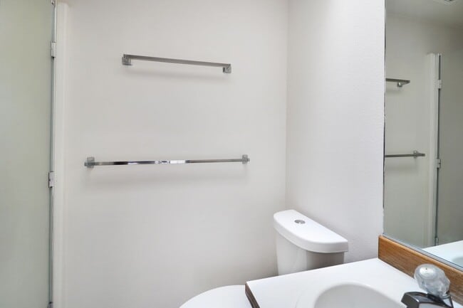 Building Photo - 3 Bed 2.5 Bath - Townhome - Close to Downtown