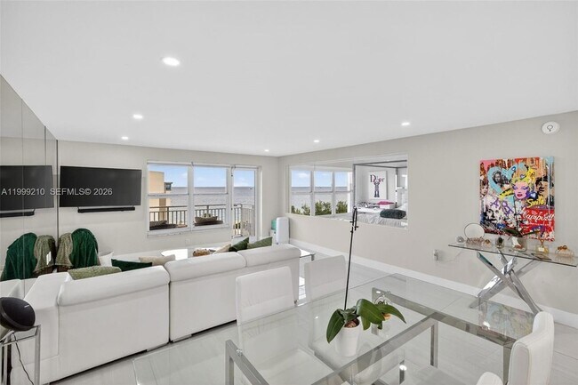 Building Photo - 3000 E Sunrise Blvd