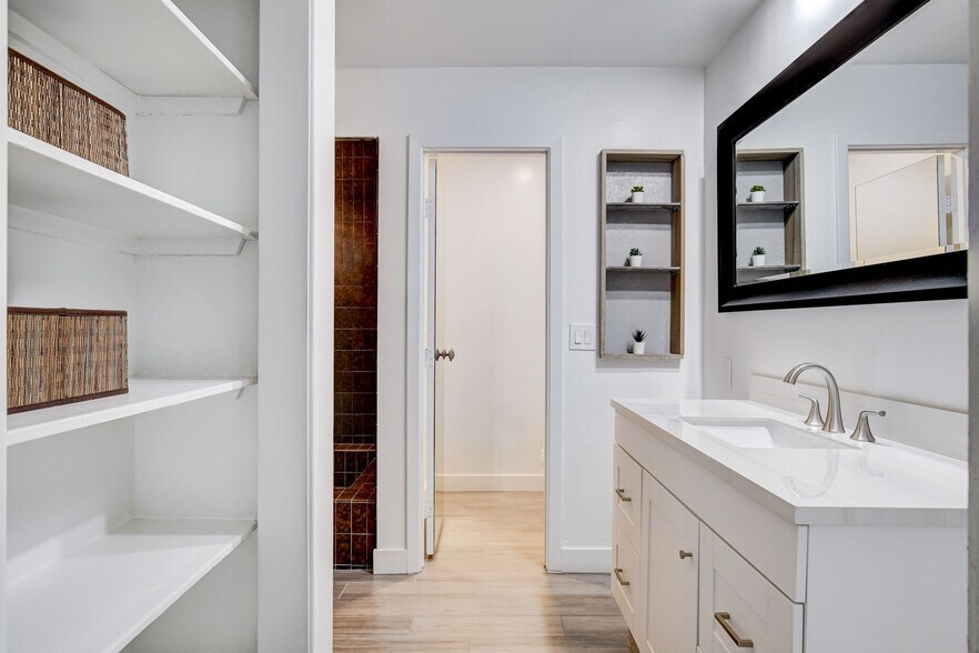 Building Photo - 945 Vegas Valley Dr