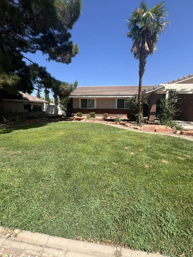 Building Photo - "Spacious 4-Bed Oasis with 3.5 Baths in Charming St. George!"