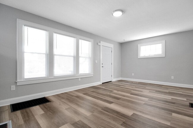Building Photo - Beautifully Updated 3-Bedroom Home Near Do...