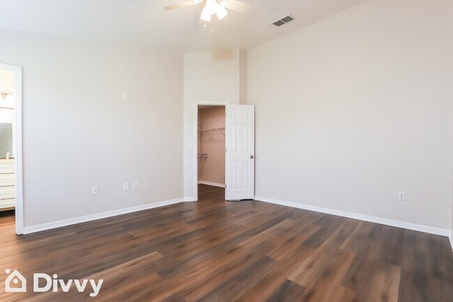 Building Photo - 3801 Country Bend E