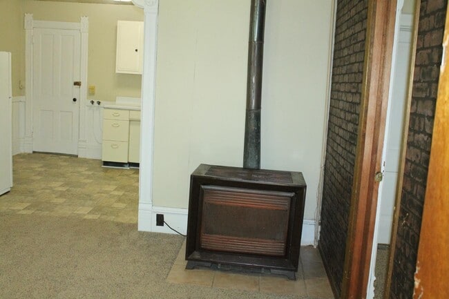 Building Photo - 119 Elm St