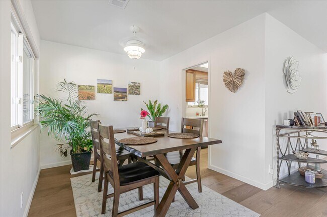 Building Photo - Freshly Renovated, End Unit Town-House Ava...