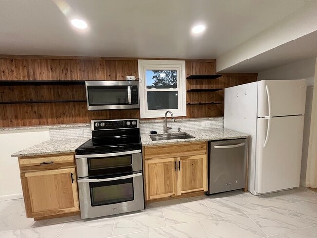 Full Kitchen - 9241 Pinenut Ct