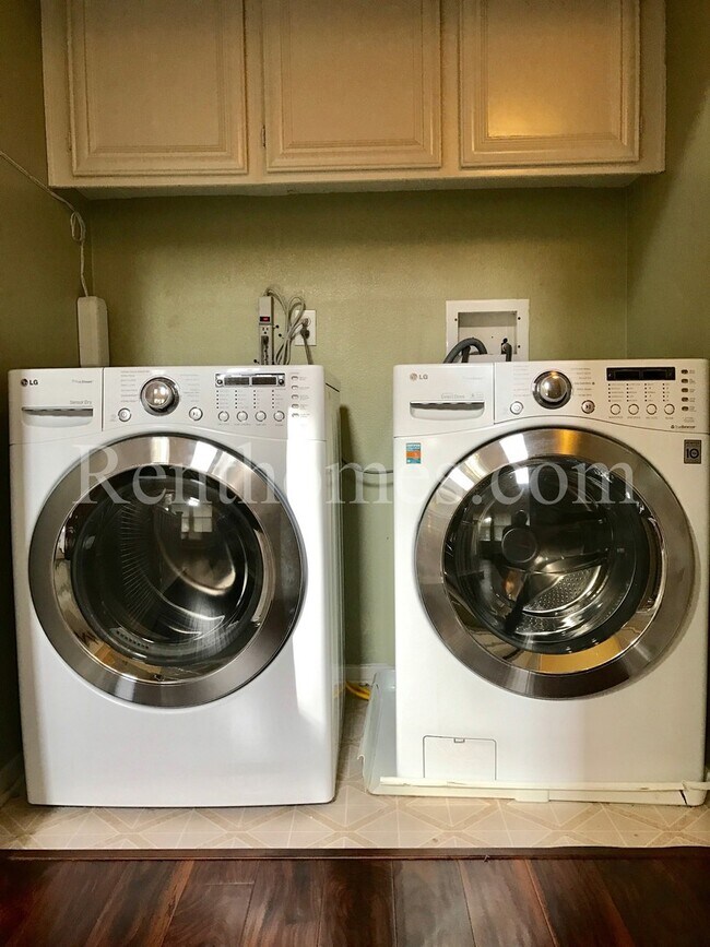 Building Photo - Torrey Highlands, 7750 Via Belfiore #4, AC, Fireplace, Garage, Community Pool and Spa!