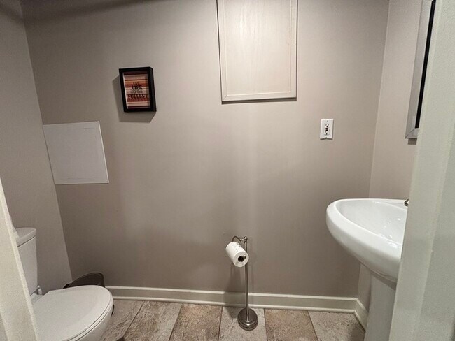 Building Photo - Beautifully Furnished Home – Move-In Ready!