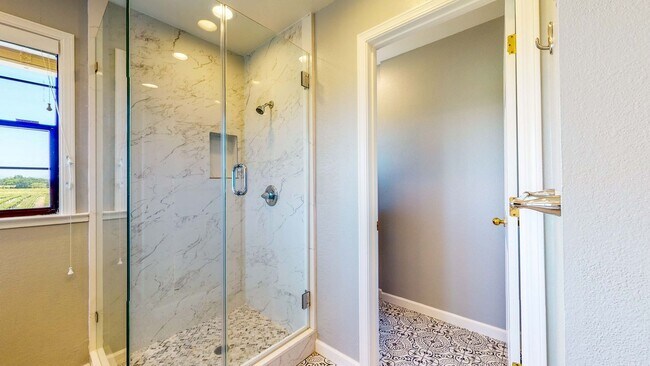Building Photo - Beautiful 4 bedroom 3.5 bath Home with 2 c...