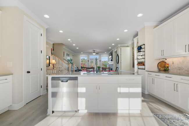 Building Photo - 7906 Laurel Crest Dr