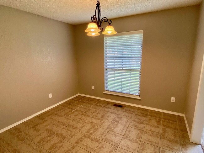 Building Photo - Cute 3 Bed In Mustang Schools
