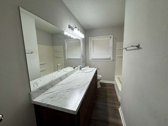 Building Photo - Cute, updated 3 bedroom!