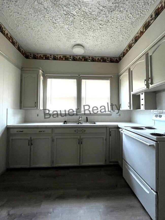 Building Photo - Three Bedroom Near Brookside Park