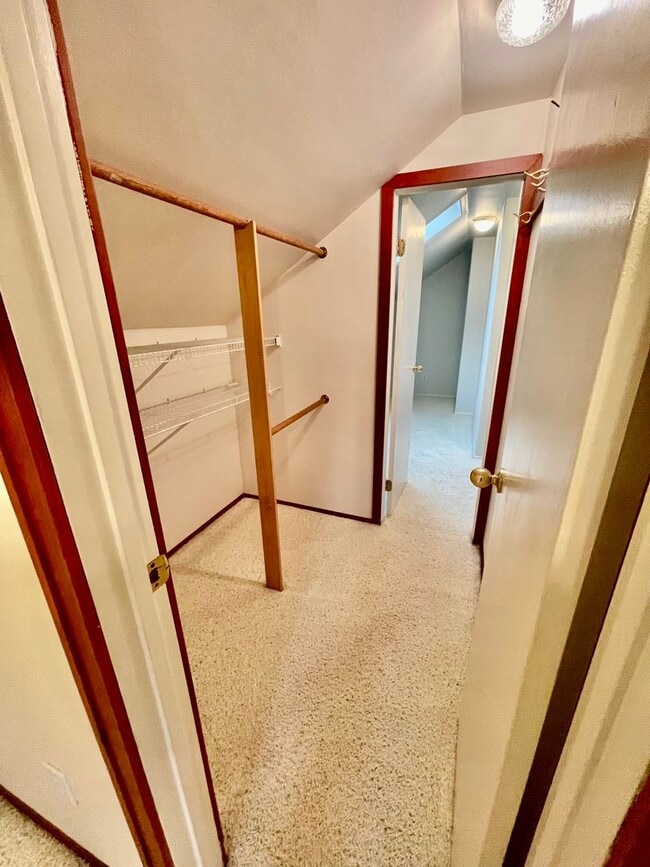 Building Photo - Rare Find, Large 3bd/2bathroom (w/ Bonus Rooms) House Near Rose City Golf Course