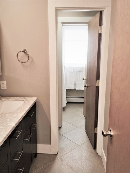 Bath w/Tub-Shower - 1101 B St
