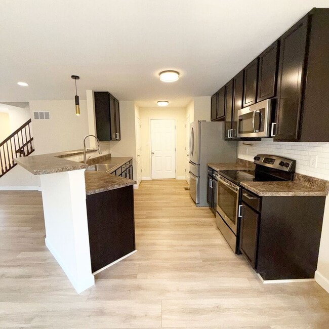 Building Photo - 569 Parkgate Dr