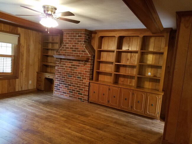 Building Photo - 2750 River Rd W