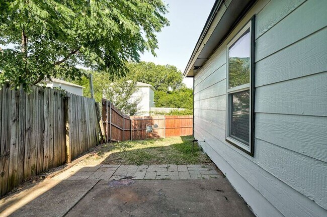 Building Photo - 313 Belmont Dr