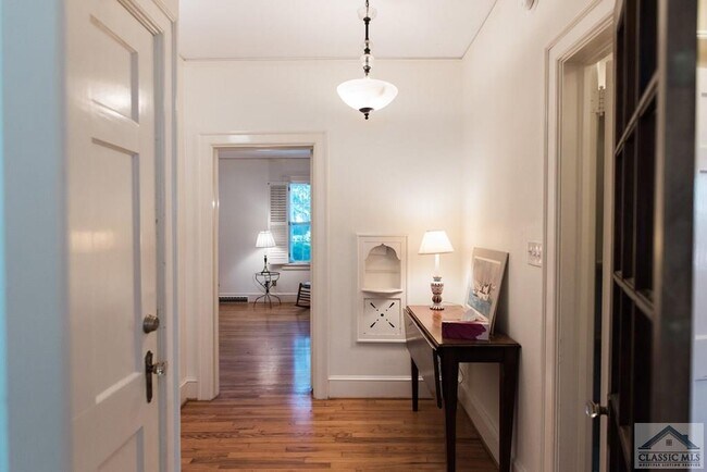 Building Photo - 285 Hampton Ct