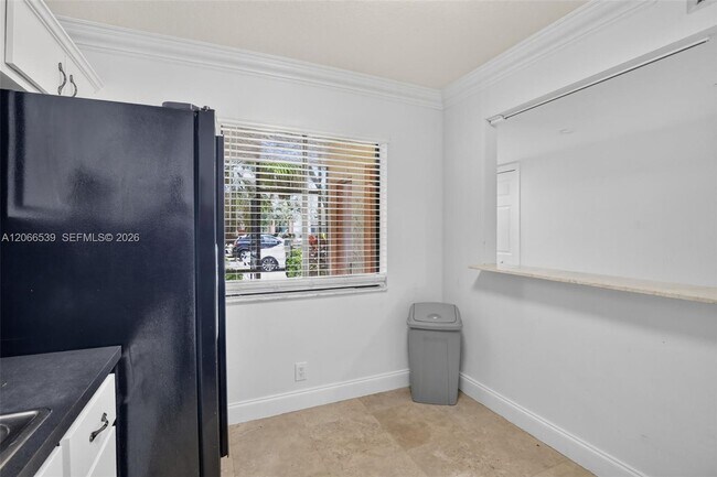 Building Photo - 359 Lakeview Dr