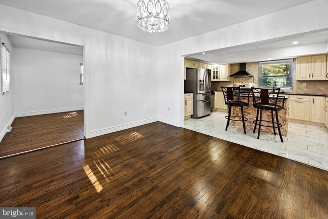 Building Photo - 24 Maple Ave