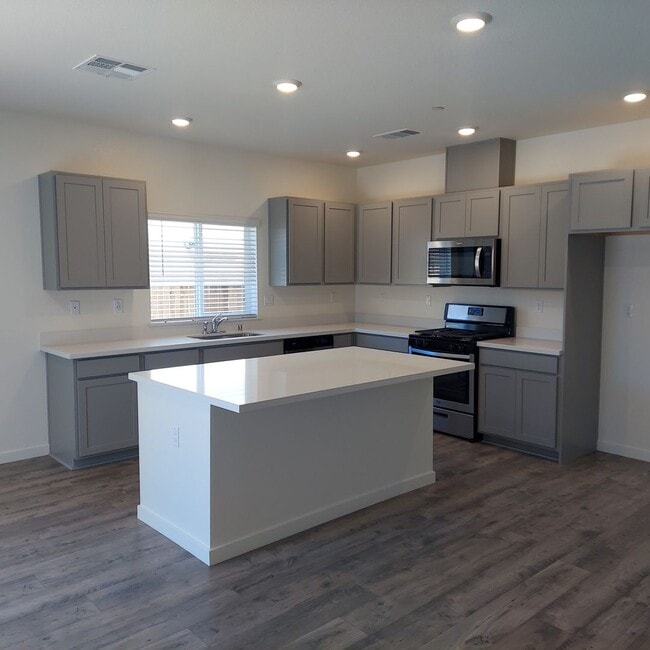 Building Photo - Newer 4 Bedroom, 2.5 bath home in West Roseville/DR Horton Built!